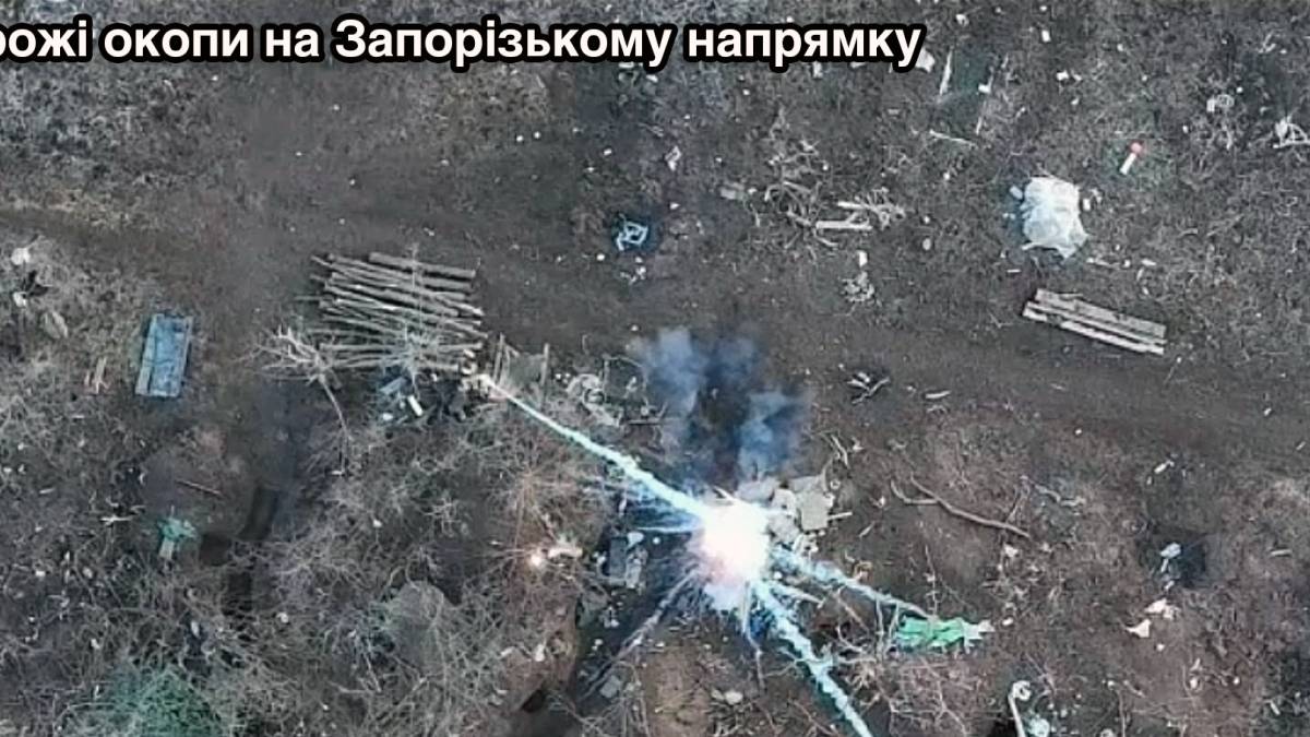 Разрушенный ракетой 2 марта дом в Запорожье: фоторепортаж журналистки МИГа с места трагедии