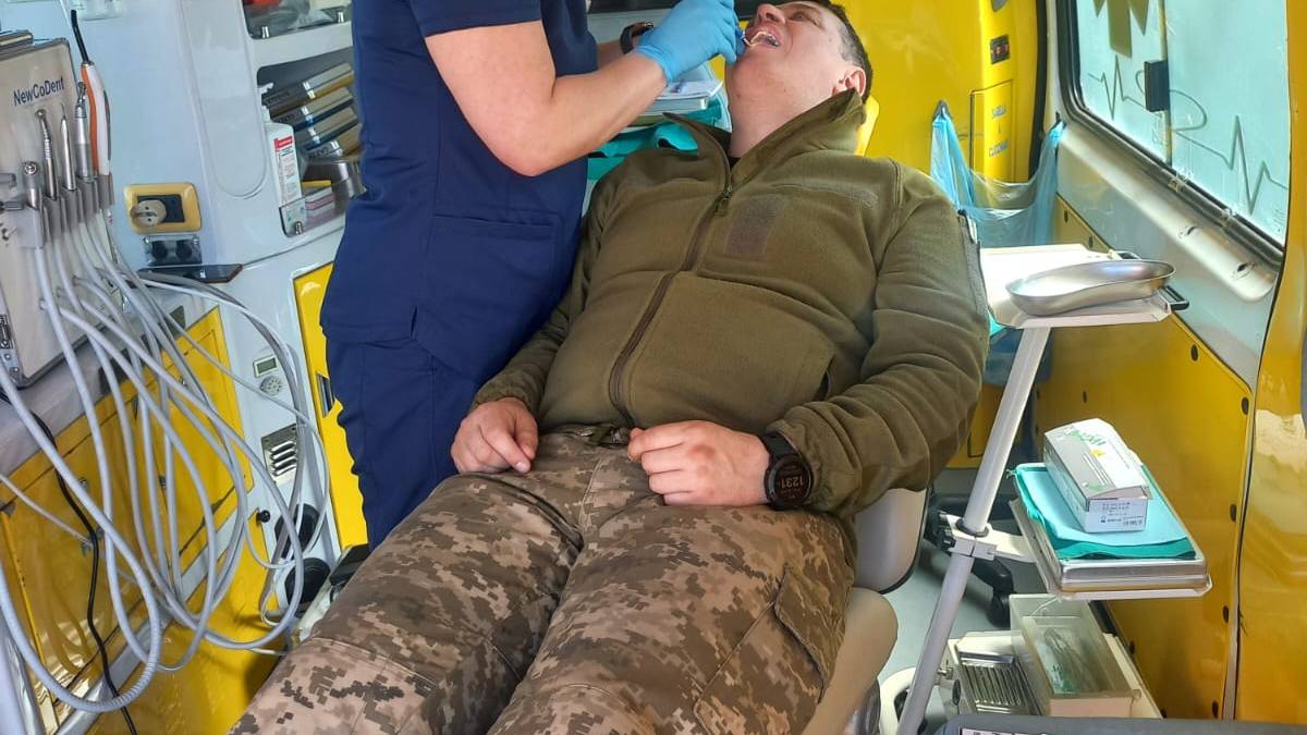 У Запорізькій області на передовій працює «стоматологія в автобусі»