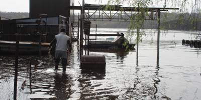 У Запоріжжі затопило будинки містян, що живуть біля Дніпра (фото)