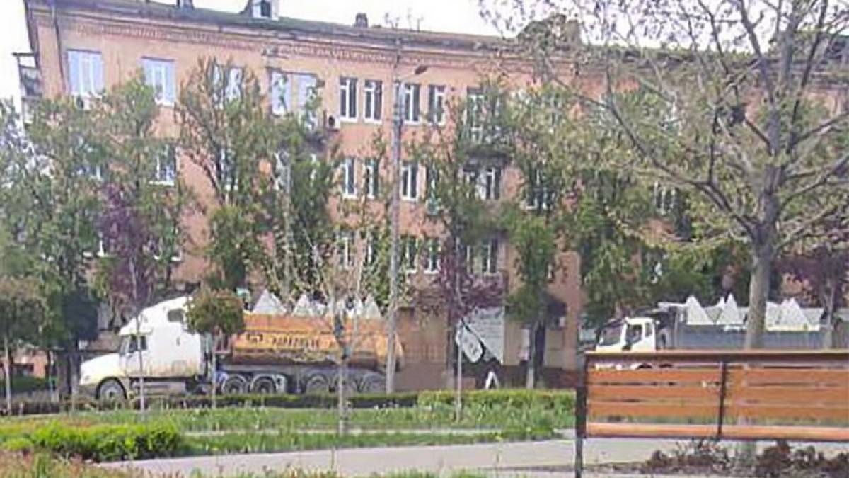 У бік Бердянська через Маріуполь пройшла колона вантажівок із зубами дракона та бетонними укріпленнями