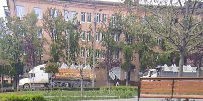У бік Бердянська через Маріуполь пройшла колона вантажівок із зубами дракона та бетонними укріпленнями