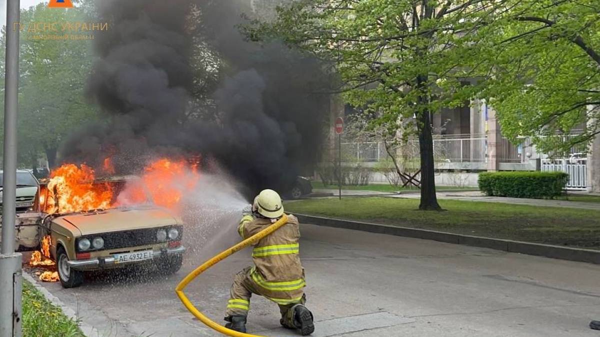 У центрі Запоріжжя палав легковий автомобіль, фото