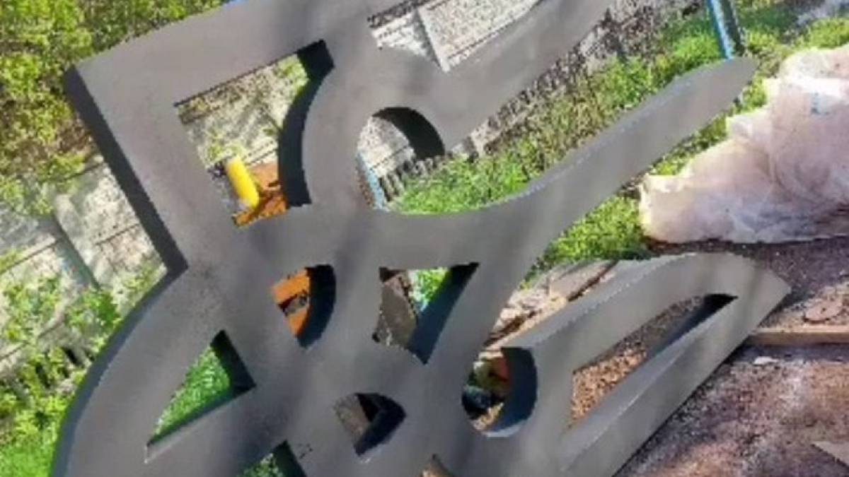 У селищі під Запоріжжям встановили нову інсталяцію – український Тризуб