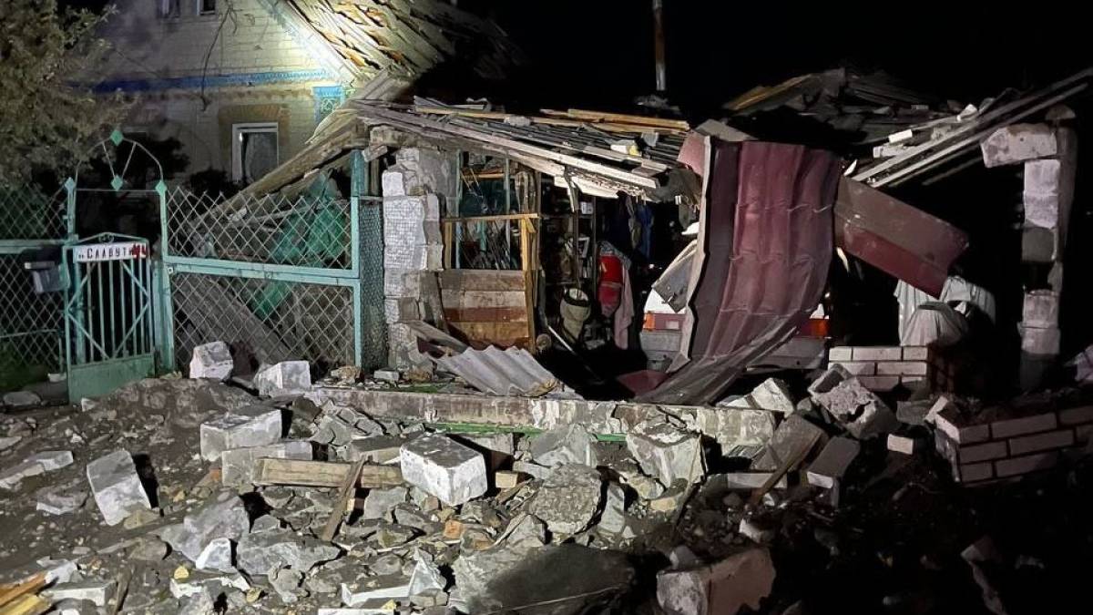 Вночі ворог завдав два удари по цивільній інфраструктурі в Запоріжжі: один будинок зруйновано, два мають ушкодження