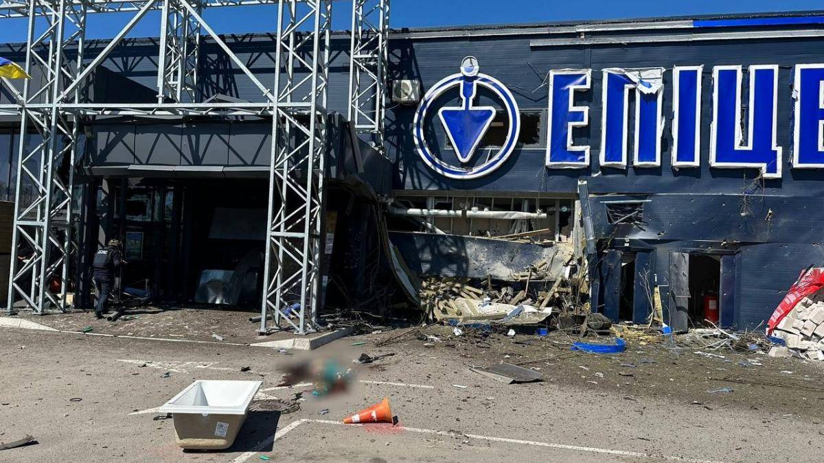 У Херсоні окупанти атакували єдиний гіпермаркет, є загиблі і поранені – МВС