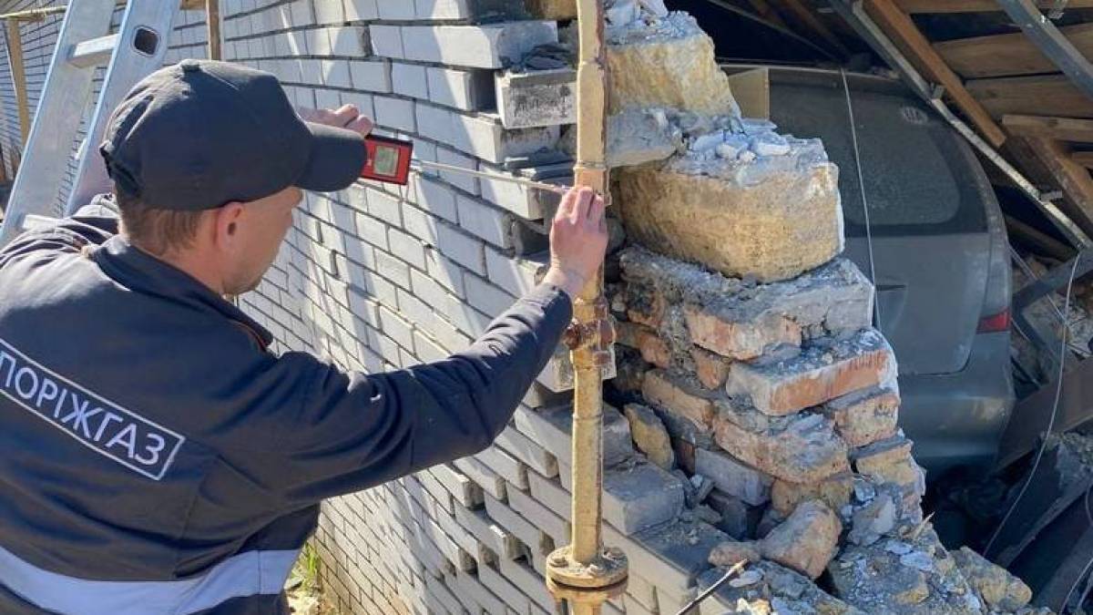 У Запоріжжі на місці нічних прильотів було пошкоджено газопровід і стався витік газу