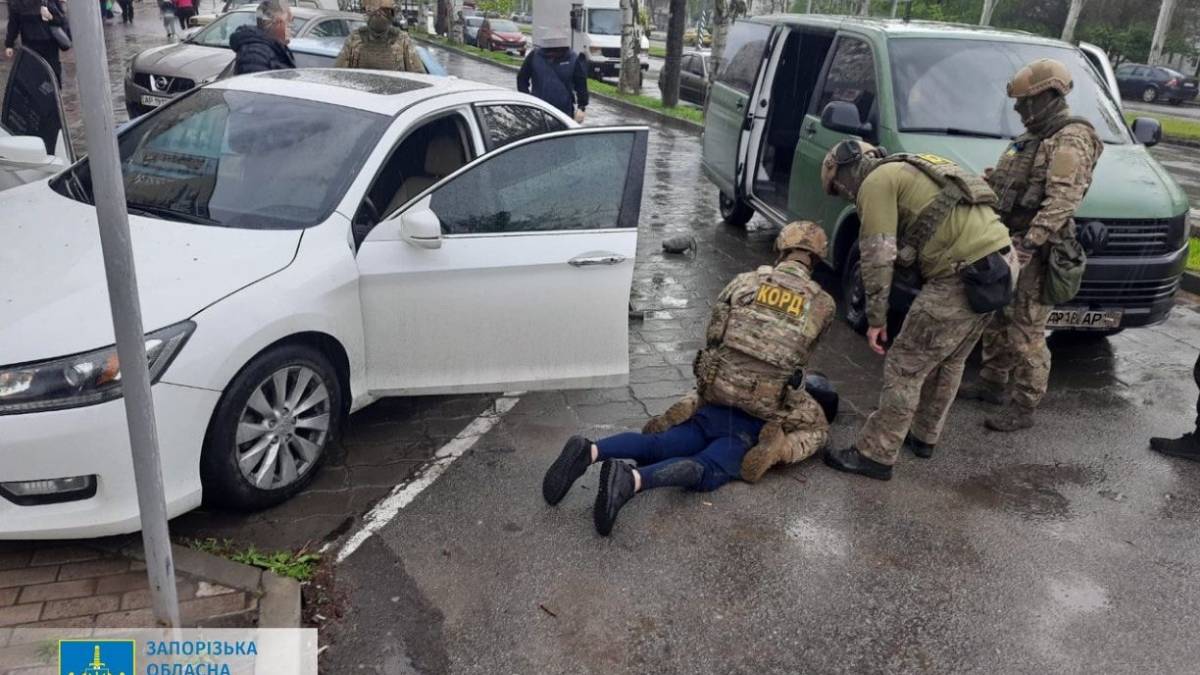 У Запоріжжі повідомлено про підозри двом місцевим жителям, які вчинили розбійні напади