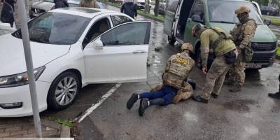 У Запоріжжі повідомлено про підозри двом місцевим жителям, які вчинили розбійні напади