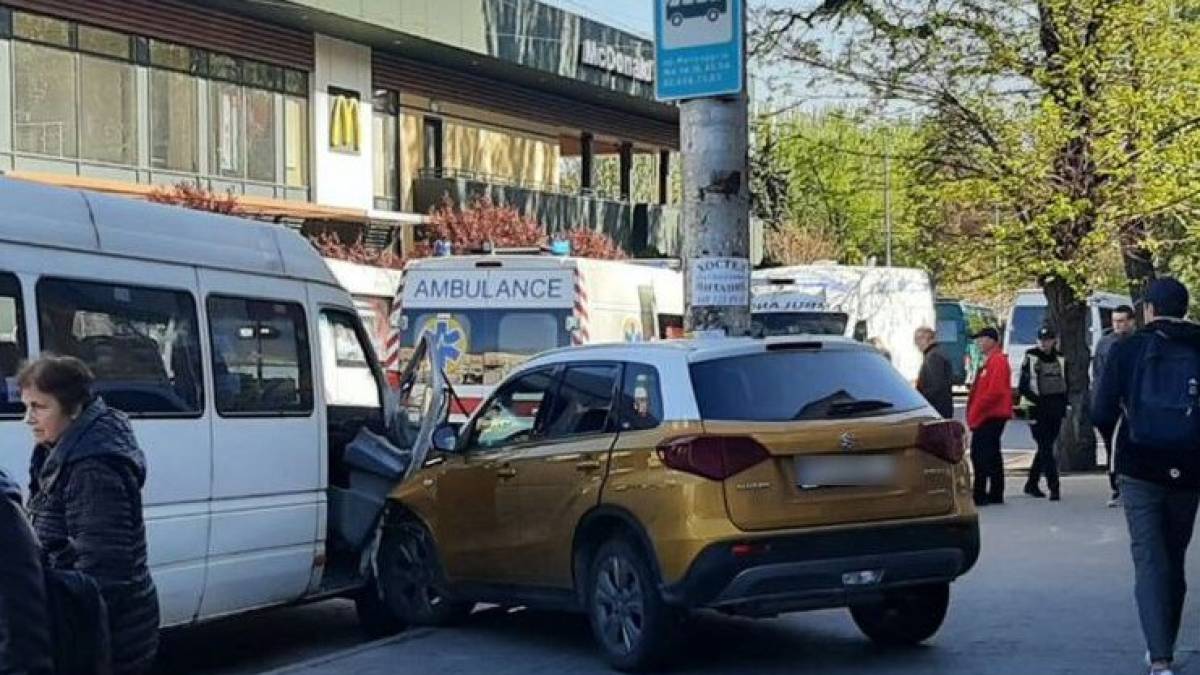 У центрі Запоріжжя легковик протаранив маршрутку
