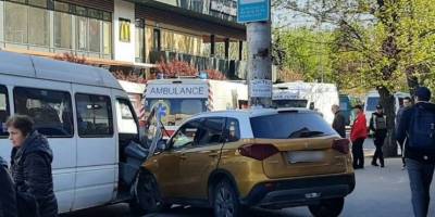 У центрі Запоріжжя легковик протаранив маршрутку
