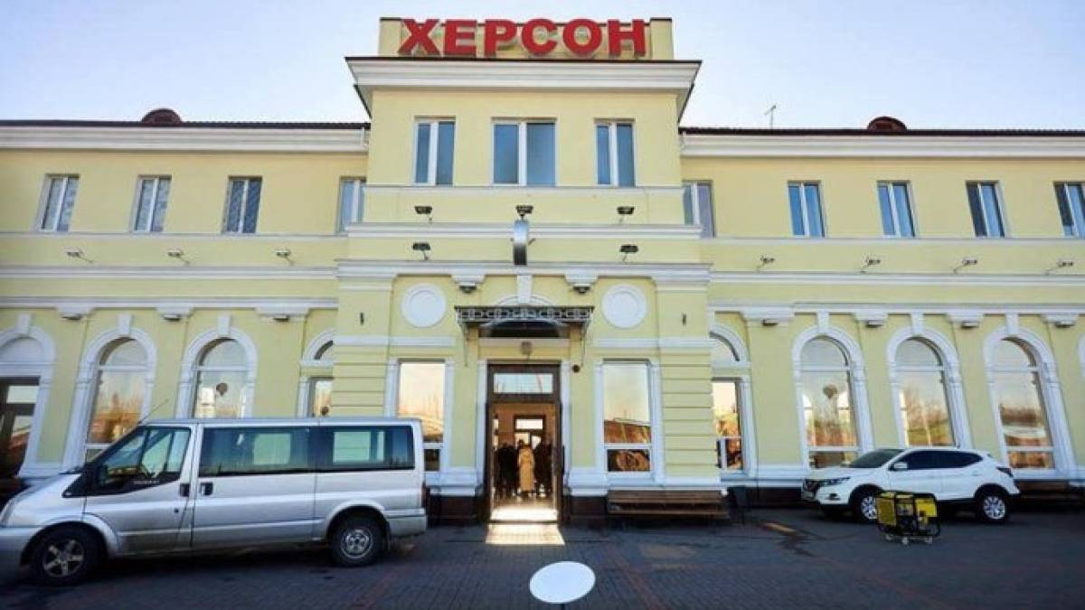 Росіяни вдарили по залізничному вокзалу Херсона – Прокудін, “Укрзалізниця”