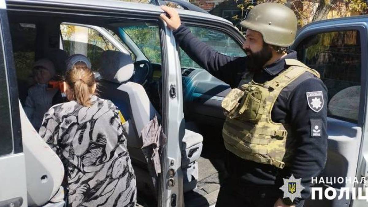 На Запоріжжі поліцейські вивезли з-під обстрілів дві родини з дітьми