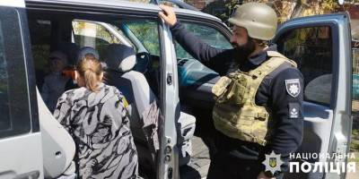 На Запоріжжі поліцейські вивезли з-під обстрілів дві родини з дітьми
