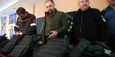 Работающие на линии огня в громадах специалисты получат бронежилеты