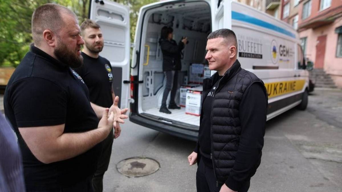 У Запоріжжі встановлюють склопакети в багатоповерхівках, які постраждали від ворожих атак