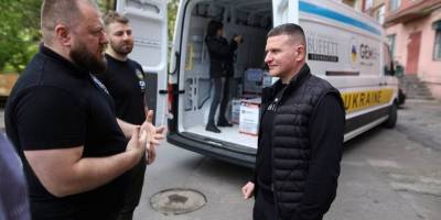 У Запоріжжі встановлюють склопакети в багатоповерхівках, які постраждали від ворожих атак