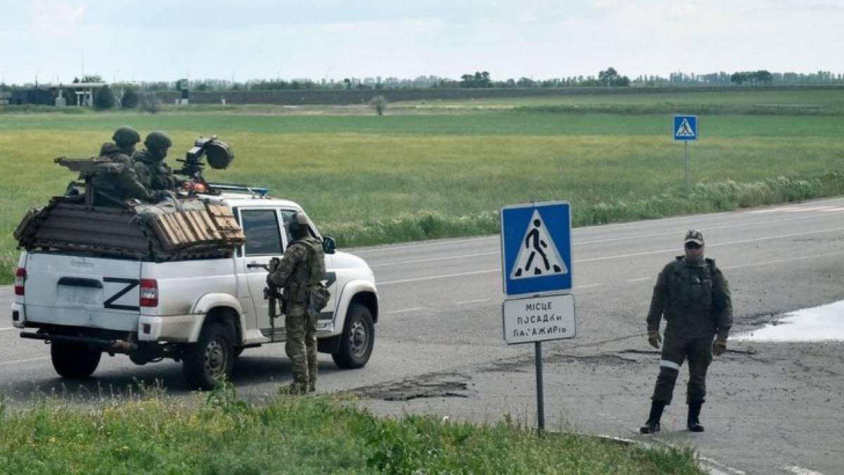 На Запоріжжі окупанти «звільнили» одне із сіл на березі моря: втекли
