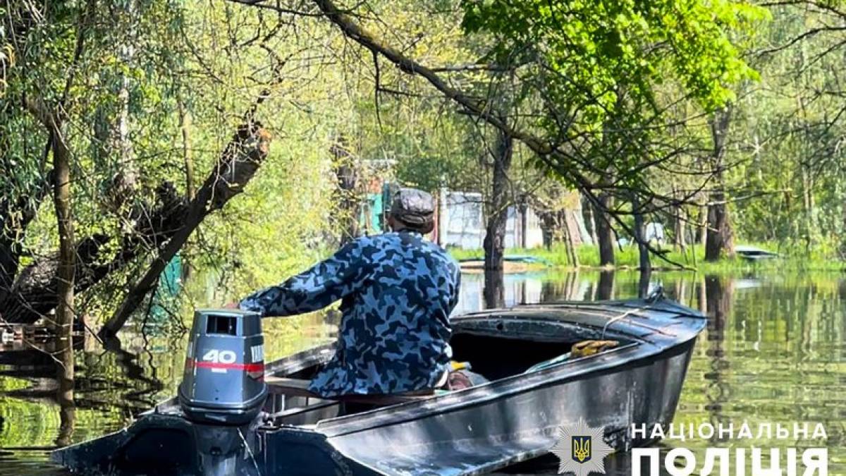 Поліцейські Запоріжжя допомагають людям, які постраждали від весняного водопілля