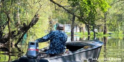 Поліцейські Запоріжжя допомагають людям, які постраждали від весняного водопілля