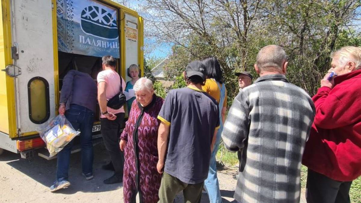 Волонтери передали продуктові набори запоріжцям, постраждалим від ворожих обстрілів