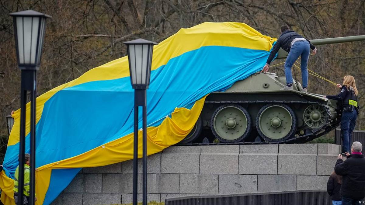 Суд Берлина разрешил украинские флаги 8 и 9 мая, российские – под запретом