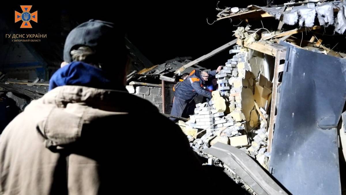 У Запоріжжі шукають волонтерів для розбору завалів в обстріляному ракетами приватному секторі