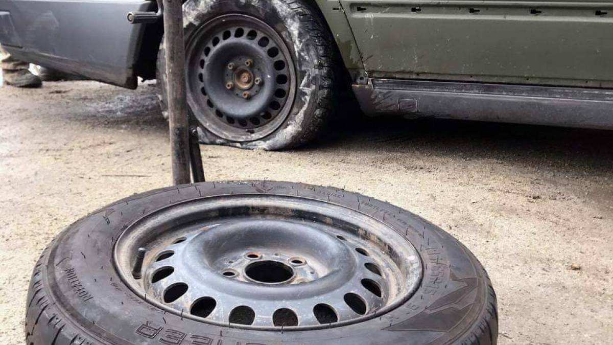 Пробите колесо автомобіля врятувало від російського обстрілу запорізьких благодійників