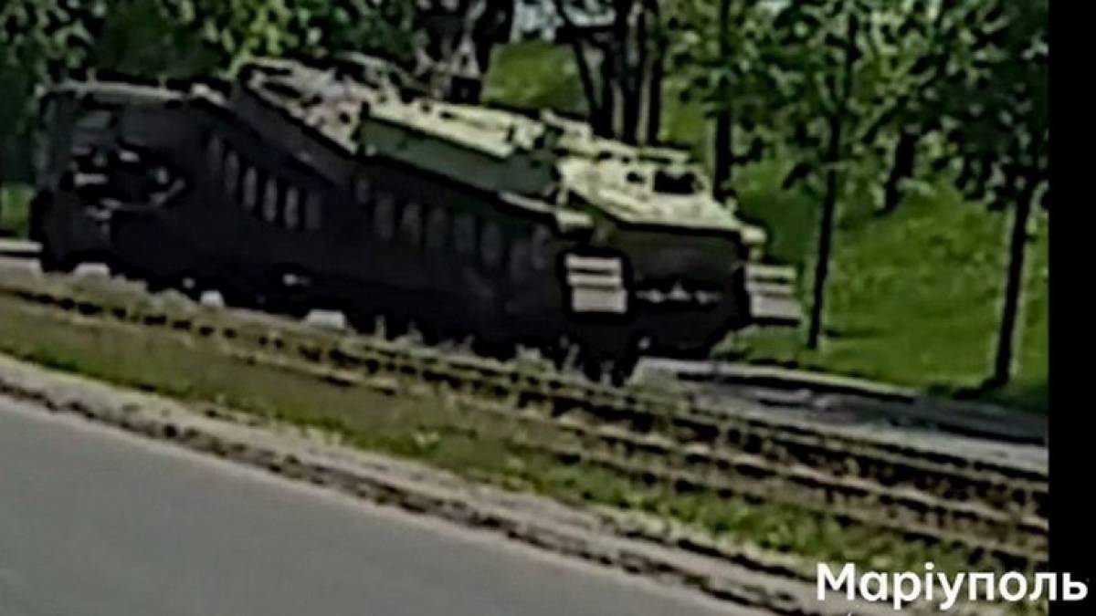 У Запорізьку область рашисти перекидають через Маріуполь важку гусеничну техніку