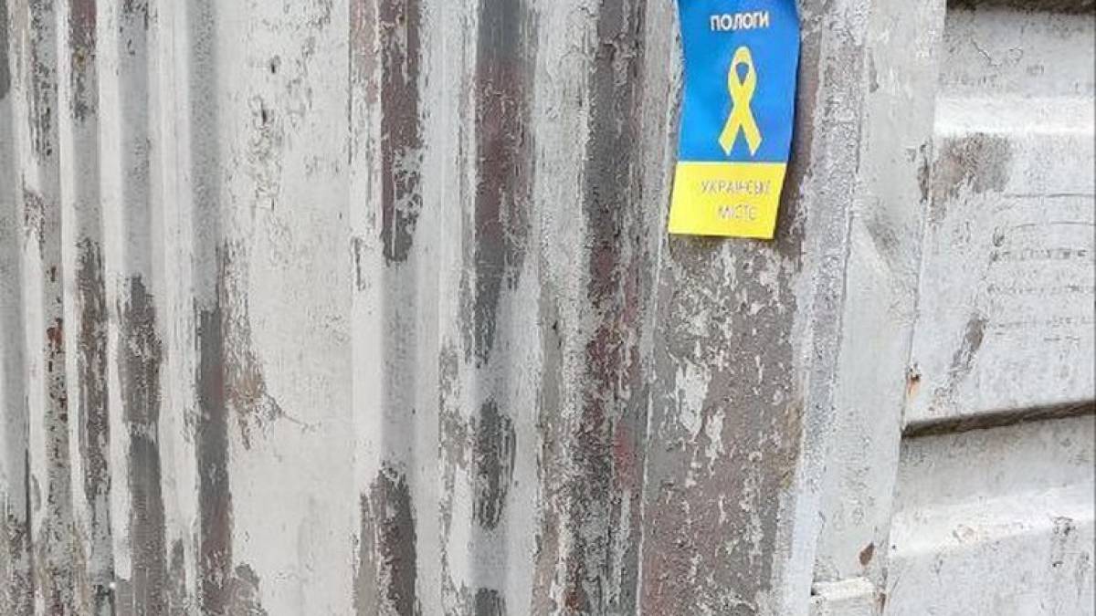 На окупованій частині Запорізької області патріоти вивішують жовті стрічки та… портрети Залужного