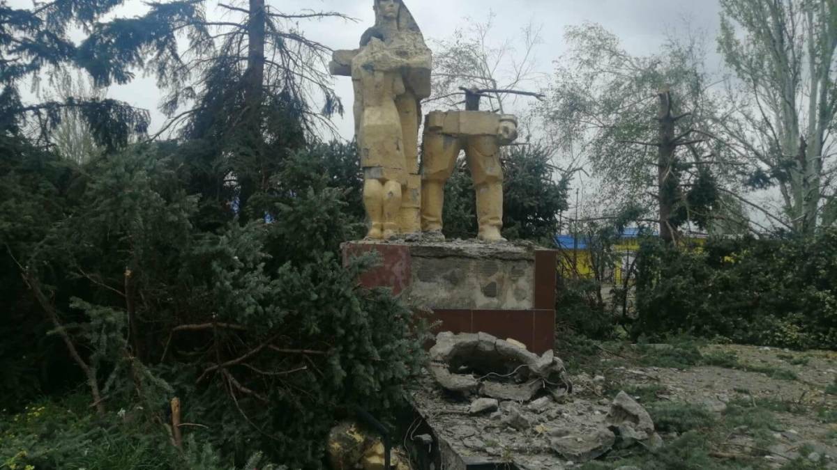 У Гуляйполі в День перемоги над нацизмом рашисти зруйнували меморіал загиблим учасникам Другої світової війни