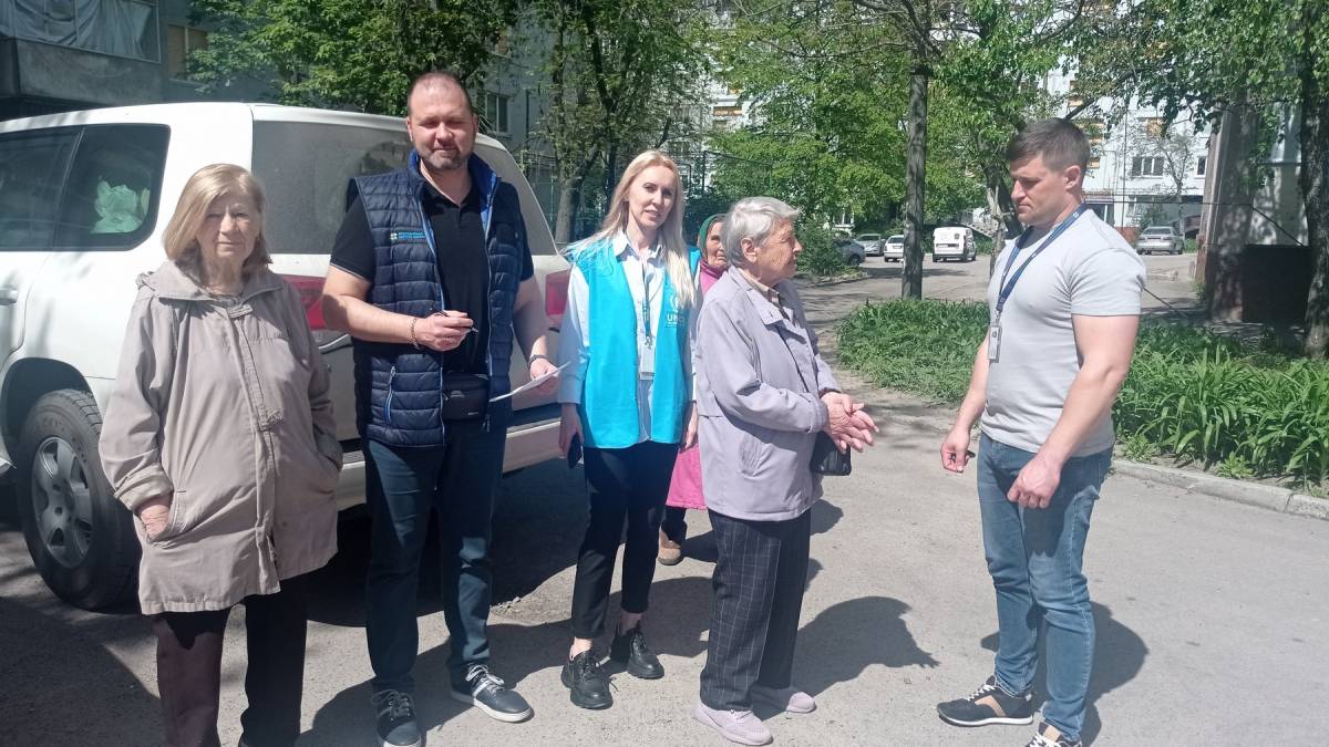 Люди чекають допомоги та перемоги