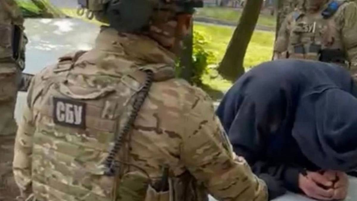 Двох жителів Запоріжжя викрито на держзраді: наводили ракети ворога на місто