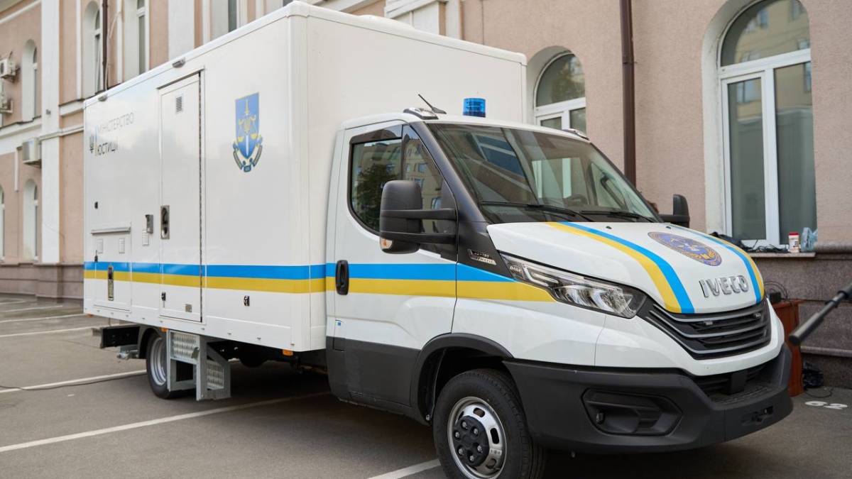 Франция передала Украине вторую мобильную ДНК-лабораторию