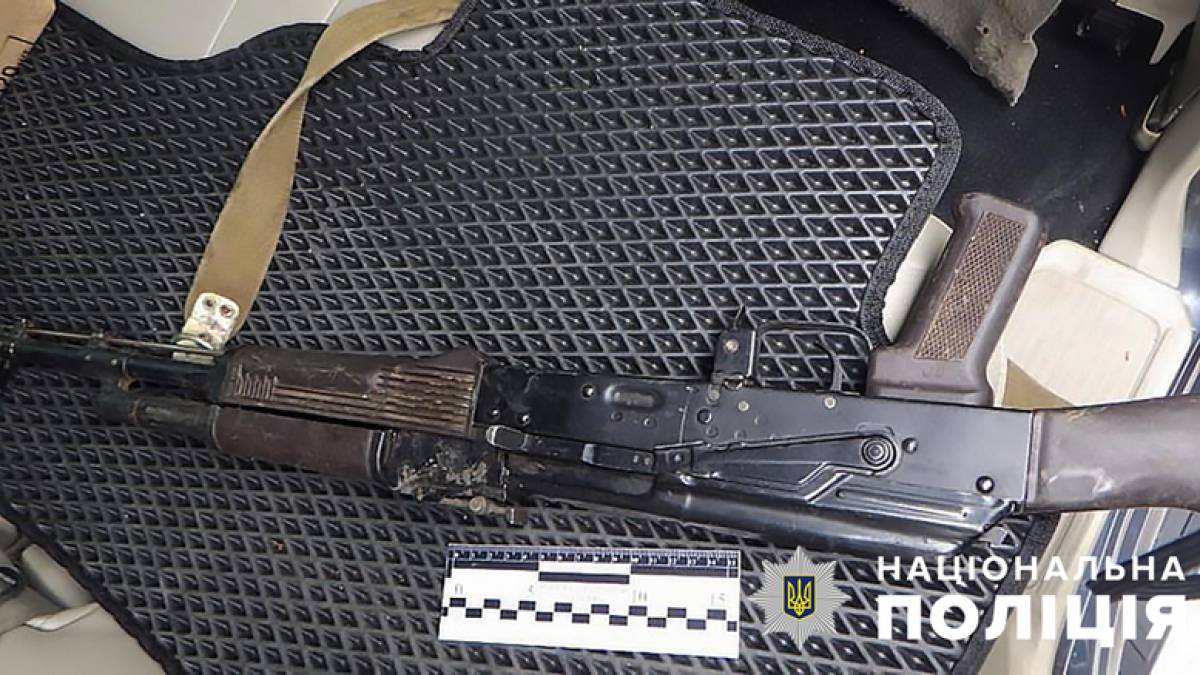У Запоріжжі затримали місцевого жителя, який в автомобілі перевозив зброю та боєприпаси