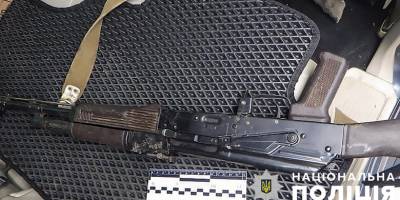 У Запоріжжі затримали місцевого жителя, який в автомобілі перевозив зброю та боєприпаси