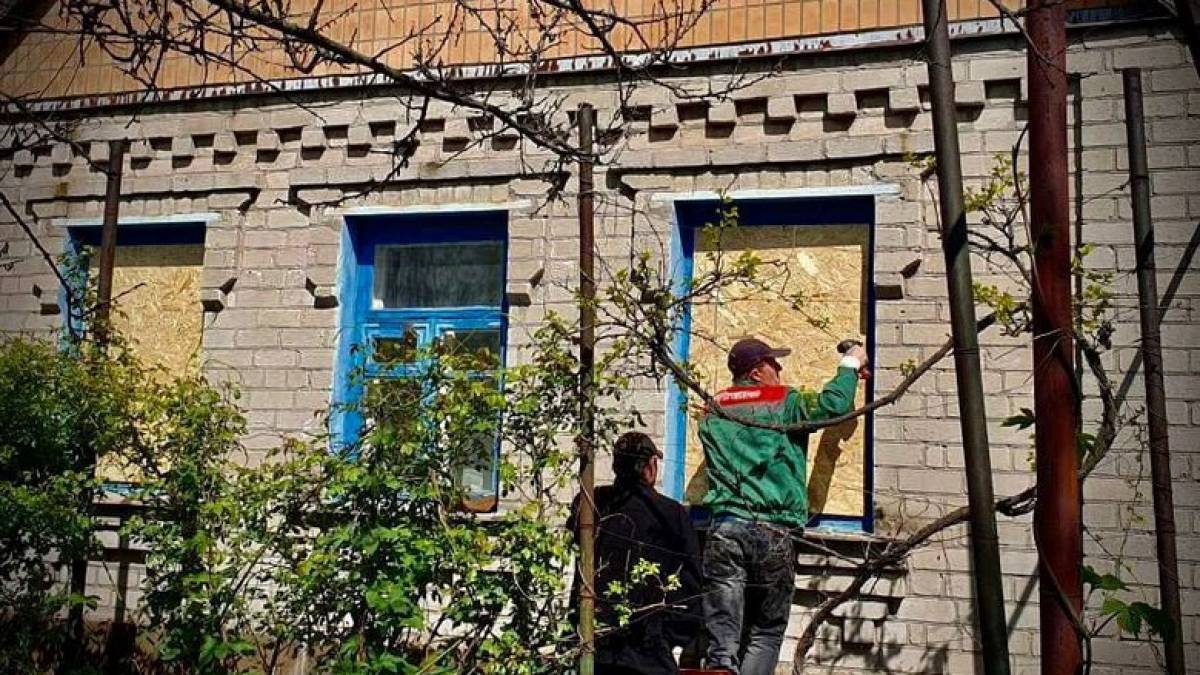 У Запоріжжі працівники міських служб усувають наслідки нічного обстрілу