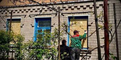 У Запоріжжі працівники міських служб усувають наслідки нічного обстрілу