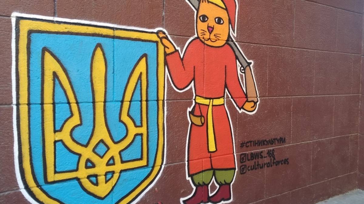 У Запоріжжі на постраждалій від ракетного удару багатоповерхівці з’явився патріотичний мурал