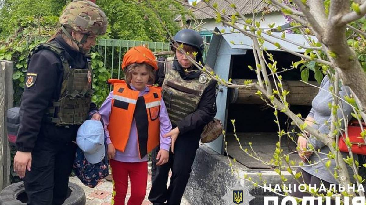 Поліцейські Запоріжжя допомогли евакуюватися родині, будинок якої зруйнували рашисти