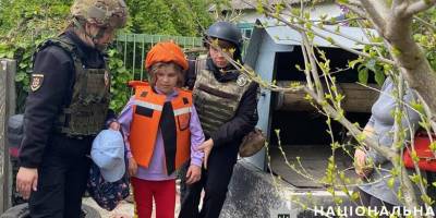 Поліцейські Запоріжжя допомогли евакуюватися родині, будинок якої зруйнували рашисти