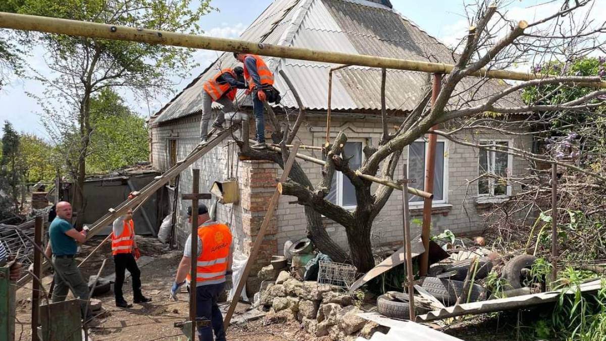 У Запорізькому районі продовжують відновлювати постраждалу від обстрілів Малокатеринівку (фото)