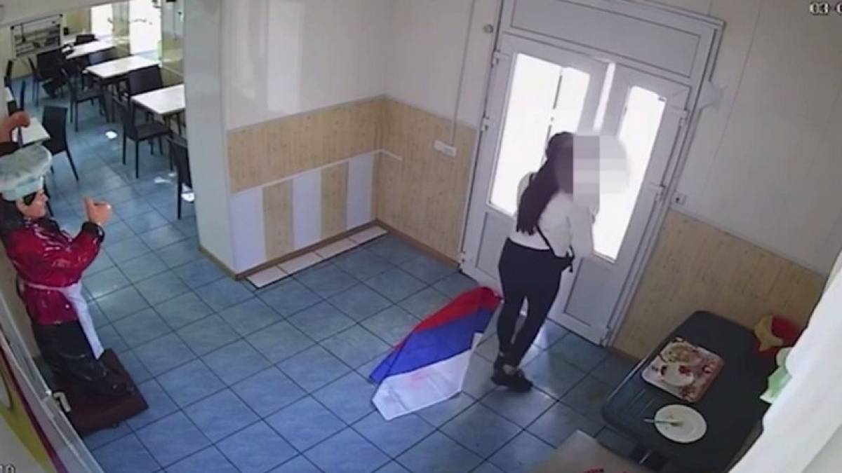 У Мелітополі дівчина зірвала прапор рф: їй тепер загрожує до року в’язниці
