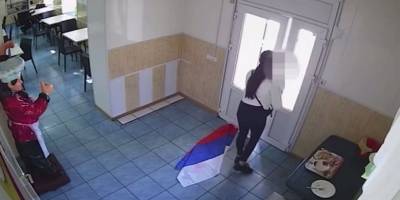 У Мелітополі дівчина зірвала прапор рф: їй тепер загрожує до року в’язниці