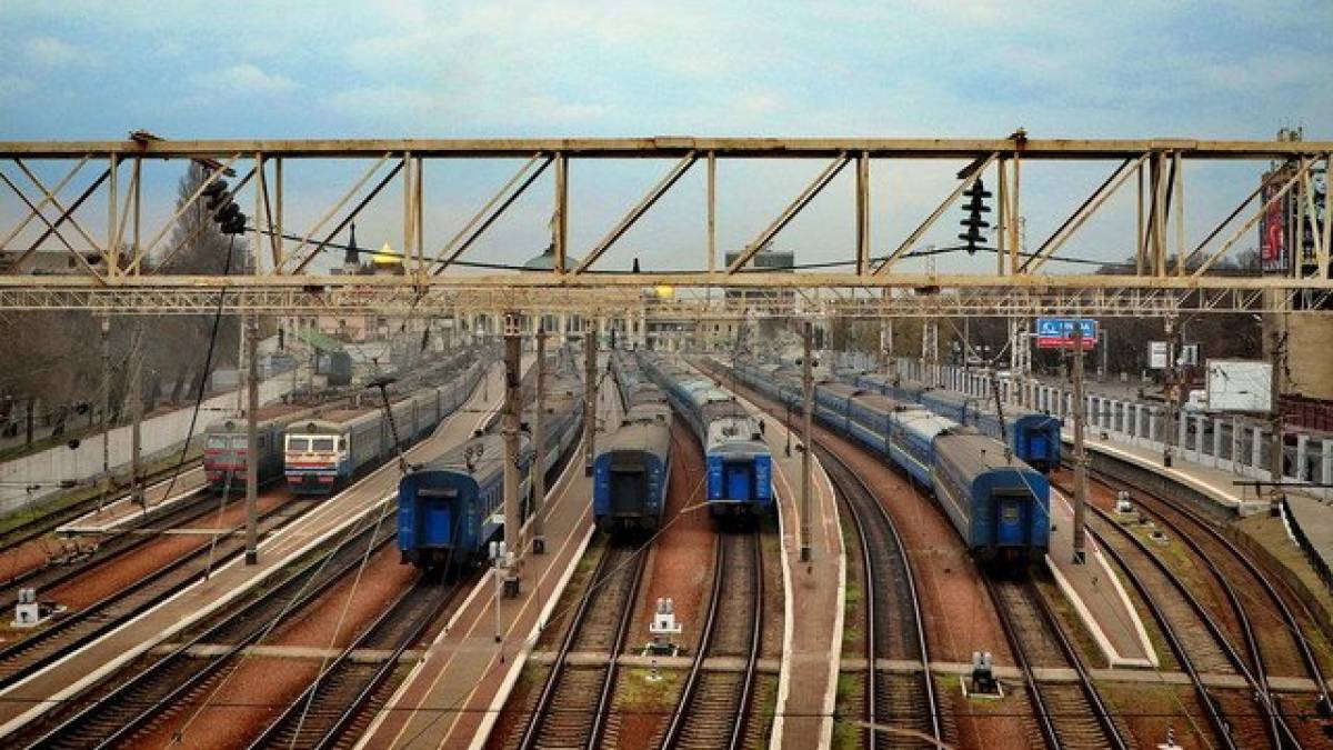 “Укрзалізниця” завершила ремонт пошкодженої обстрілом рф колії на Хмельниччині