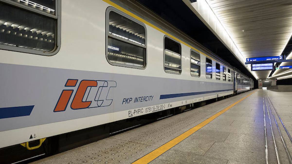 Польська залізниця планує додаткові рейси до України