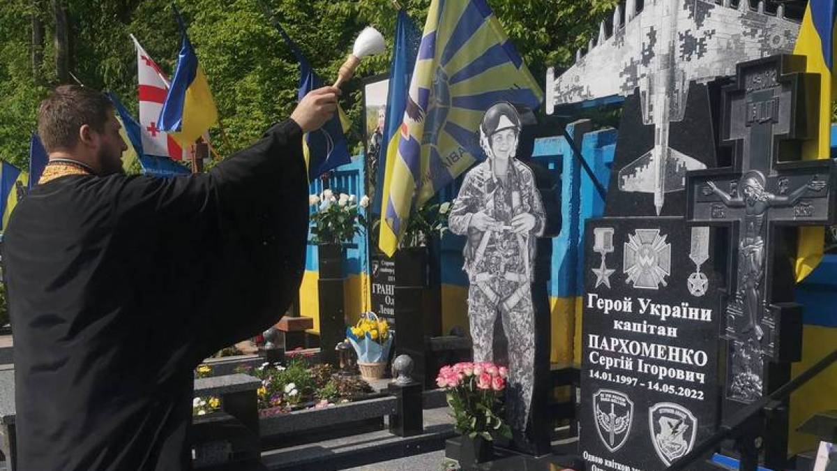 Загиблому на Запоріжжі льотчику встановили пам’ятник у Вінниці