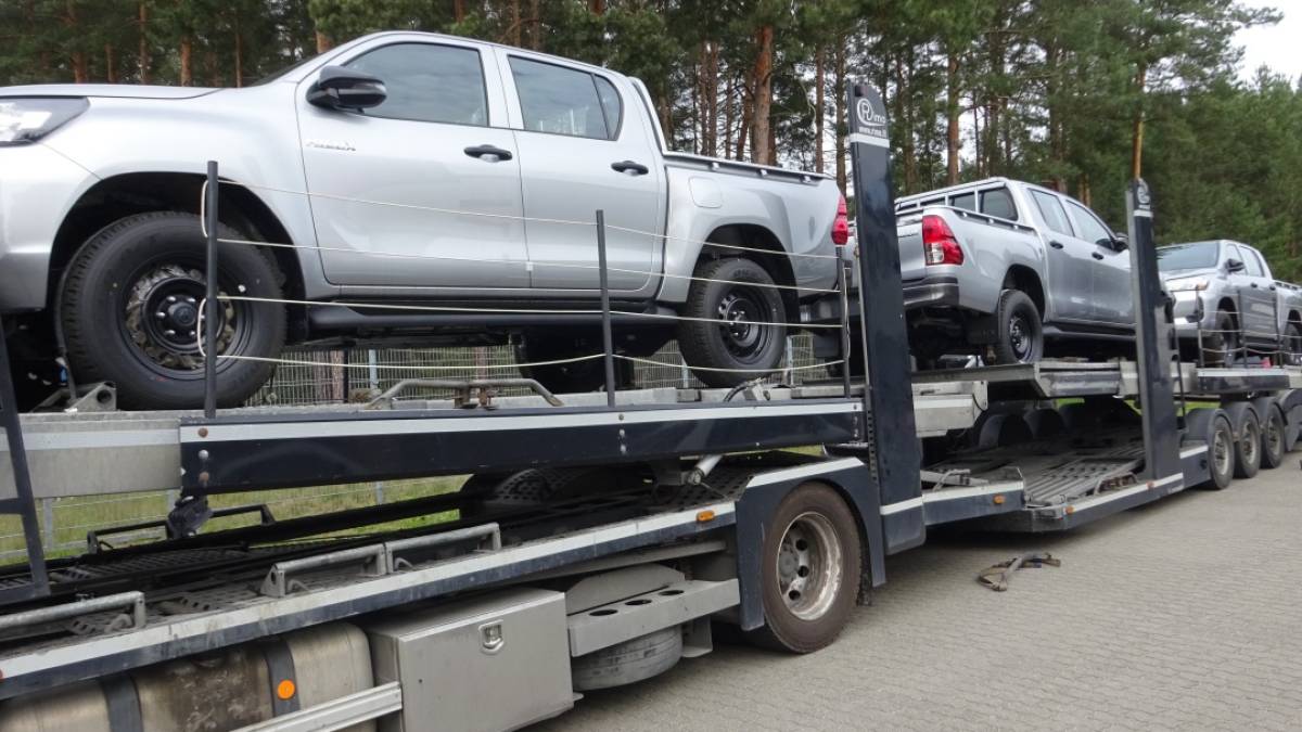 Німеччина передала Україні ще 34 пікапи для військових