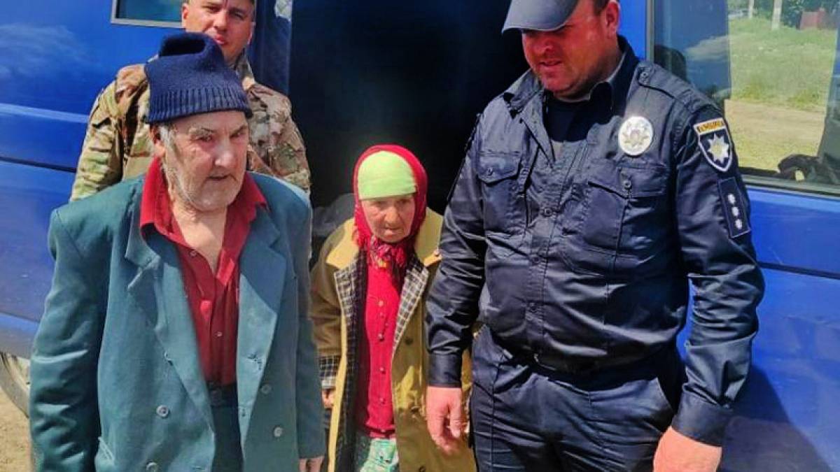 На Запоріжжі поліцейські евакуювали з прифронтового села літніх людей