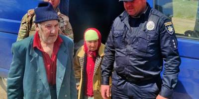 На Запоріжжі поліцейські евакуювали з прифронтового села літніх людей