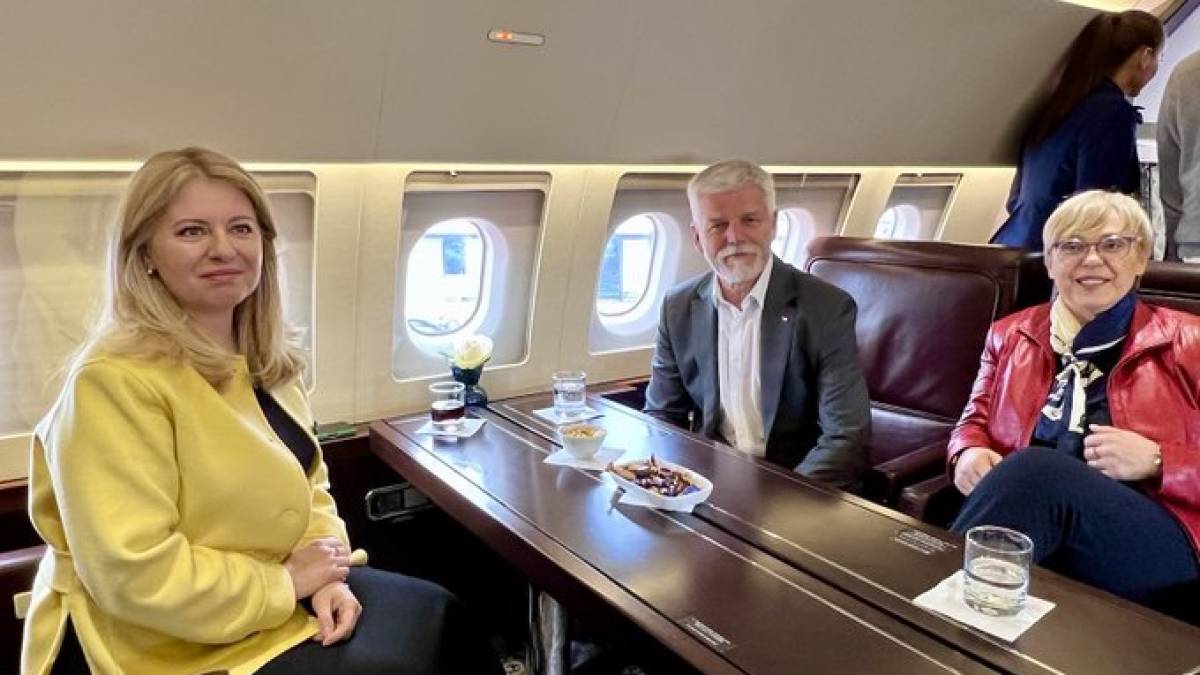 Президенти Словаччини, Словенії та Чехії полетіли на саміт Ради Європи одним літаком: економно, екологічно